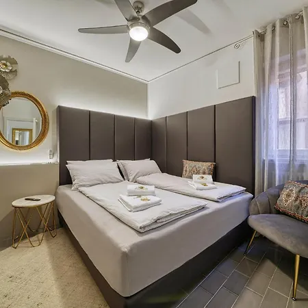 Romantic Lakefront Balcony - - Porto Vecchio 11
