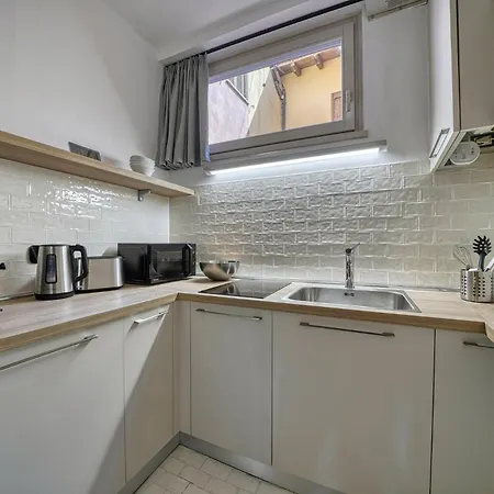 Romantic Lakefront Balcony - - Porto Vecchio 11 Apartment *