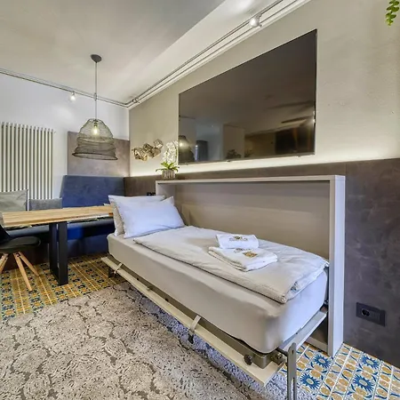 Romantic Lakefront Balcony - - Porto Vecchio 11 Apartment *